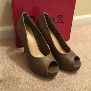 Peep-toe pumps